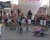 La caduta nella volata di Napoli al Giro d'Italia - &copy; Screenshot Eurosport