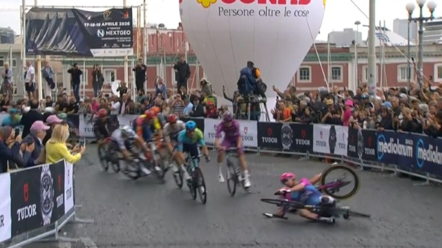 La caduta nella volata di Napoli al Giro d'Italia - &copy; Screenshot Eurosport