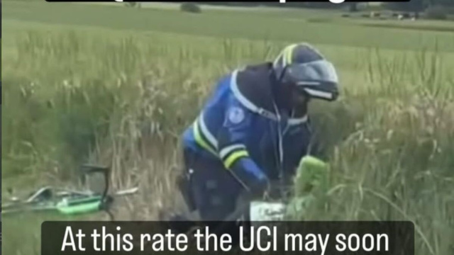 Van Schip bloccato dalla gendarmeria - &copy; Re Cycling the internet