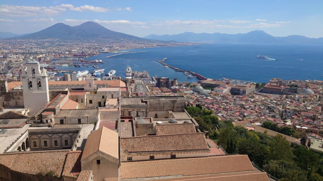 Il golfo di Napoli con alle spalle il Vesuvio.
