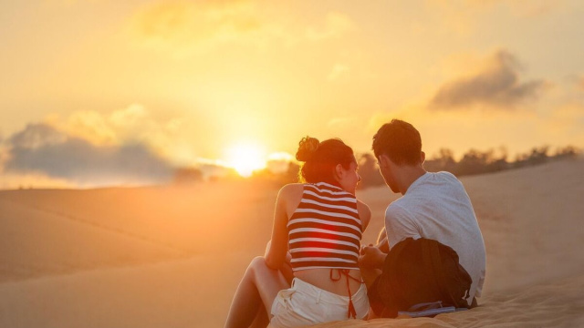 Coppia di innamorati al tramonto (&copy;pixabay.com)