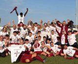 Atleti e dirigenti dell'F.C. Rosolini festeggiano la promozione in Seconda categoria