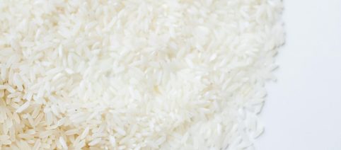 Risotto al pomodoro fresco e crema aromatizzata di ricotta, un primo invitante