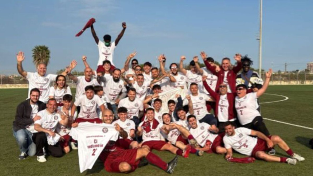Atleti e dirigenti dell'F.C. Rosolini festeggiano la promozione in Seconda categoria