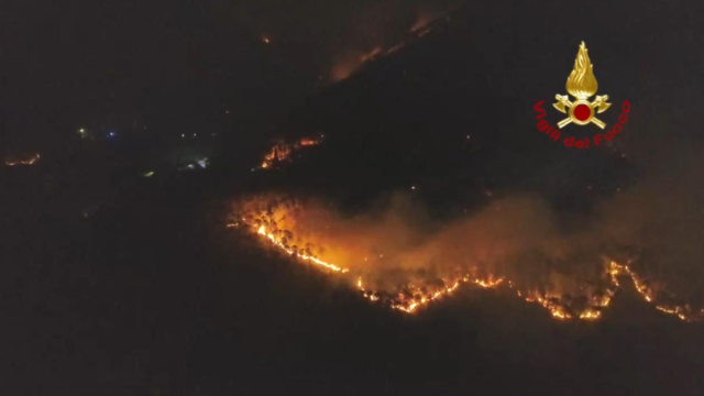 INCENDIO TRA LUCCA E PISA, PROSEGUONO OPERAZIONI DEI VIGILI DEL ... &copy; Creative Commons