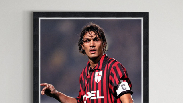 Display Paolo Maldini Milan - Autografato - CharityStars &copy; Creative Commons