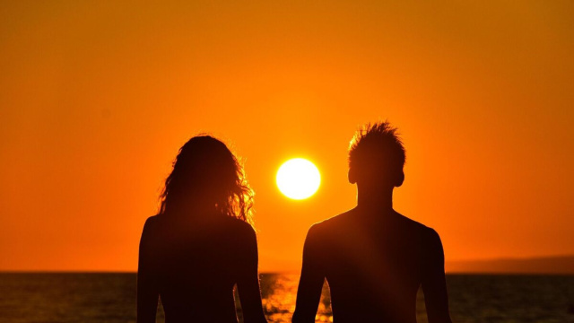 Oroscopo, coppia innamorata ammira il tramonto &copy; Pixabay
