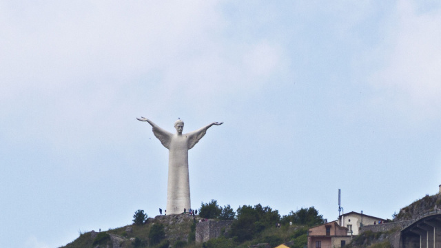 File:Monte San Biagio e statua del Redentore.jpg - Wikipedia &copy; Creative Commons