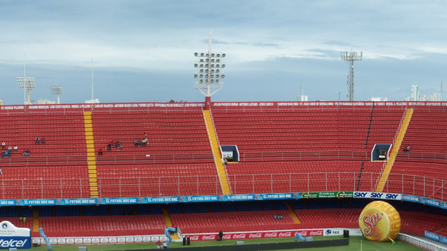 File:Vista panor&aacute;mica del interior del estadio Luis Pirata Fuente ... &copy; Creative Commons
