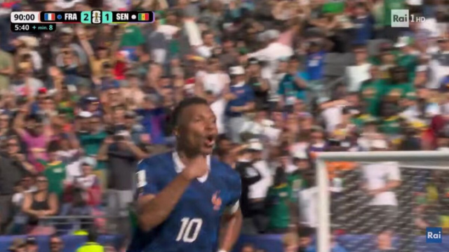 Kylian Mbapp&eacute; esulta dopo il gol del 3-1 al Senegal (Screenshot Rai).png