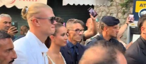 Haaland sorprende a Taormina: festa in pigiama per la fidanzata