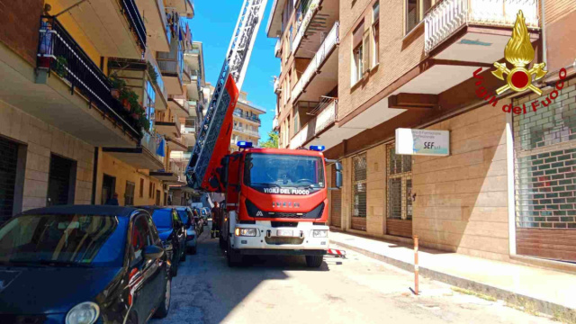 Avellino, anziana cade in casa: i Vigili del Fuoco entrano dal ... &copy; Creative Commons