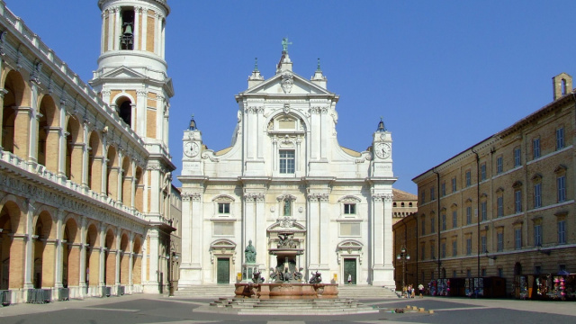 File:Basilica Pontificia della Santa Casa di Loreto.jpg - Wikipedia &copy; Creative Commons