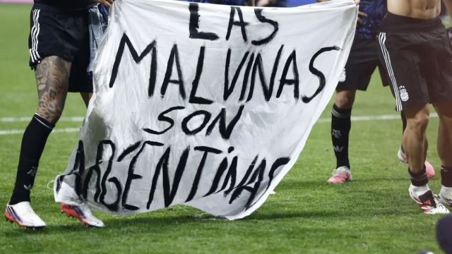 Lo striscione Las Malvinas Son Argentinas.