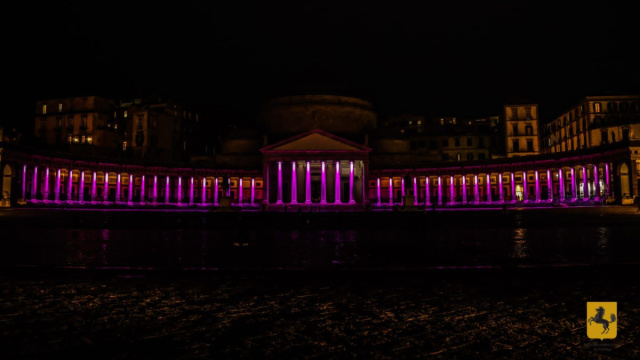 Napoli, colonnato di piazza Plebiscito si illumina di rosa per ... &copy; Creative Commons