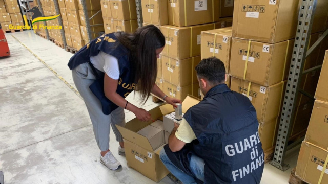 A Venezia sequestro di oltre 18 milioni di dispositivi medici con ... &copy; Creative Commons