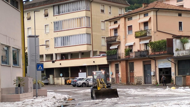 Alba di bufera sul Bresciano: a Gardone Riviera crolla una gru ... &copy; Creative Commons
