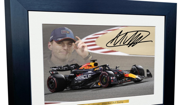 Kitbags & Lockers Foto autografata di Max Verstappen Red Bull ... &copy; Creative Commons