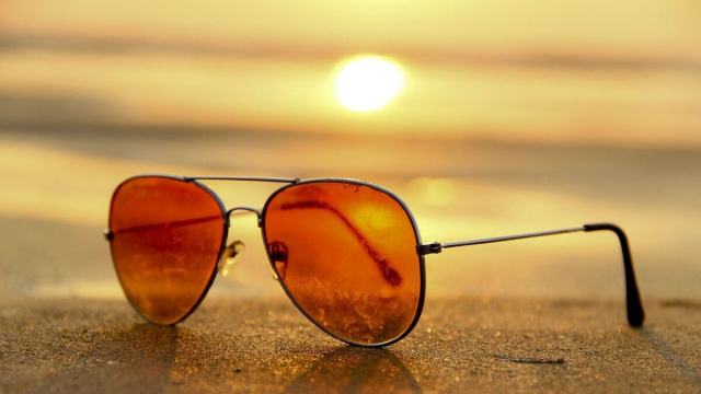 Occhiali da sole e un tramonto (&copy;pixabay.com)