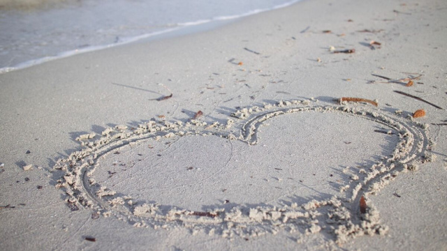 Oroscopo, cuore sulla sabbia &copy; Pixabay
