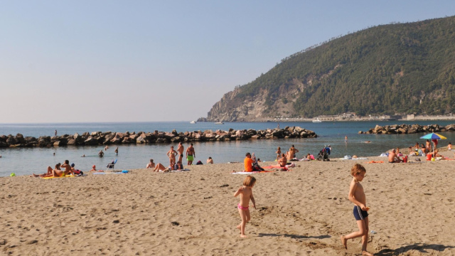 spiaggia e scogliera di Moneglia  Genova Citt&agrave; Metropolitana &copy; Creative Commons