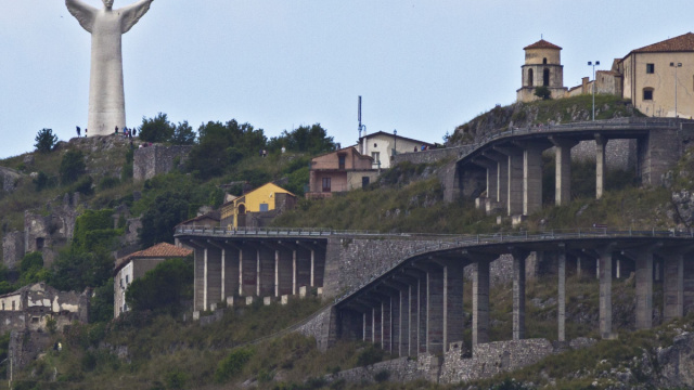 File:Monte San Biagio e statua del Redentore.jpg - Wikipedia &copy; Creative Commons