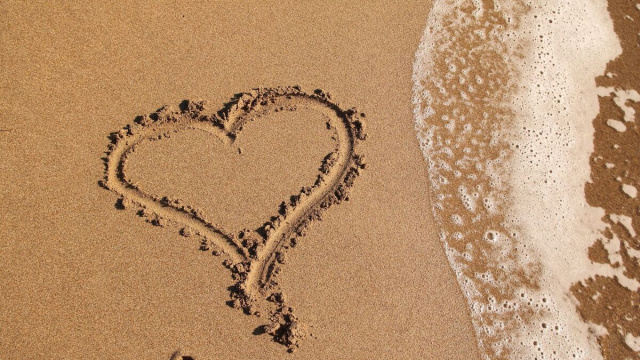 Oroscopo, cuore sulla sabbia &copy; Pixabay