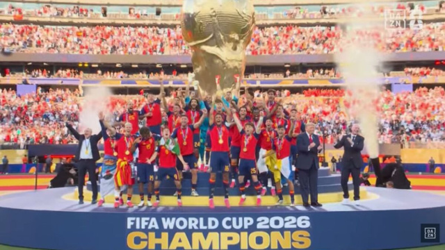 La Spagna alza la sua seconda coppa del mondo (Screenshot DAZN)..png