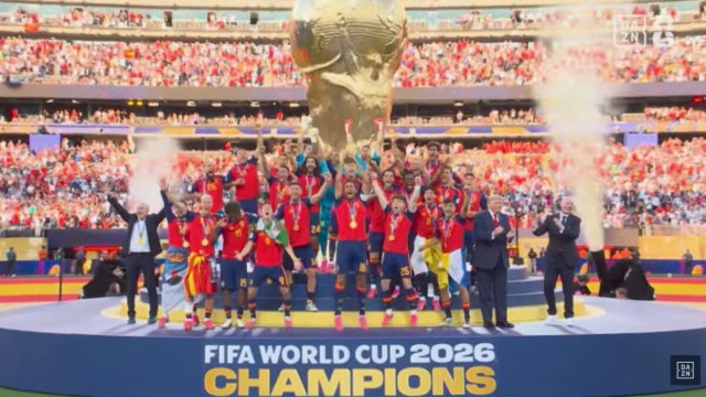 La Spagna alza la sua seconda coppa del mondo (Screenshot DAZN)..png