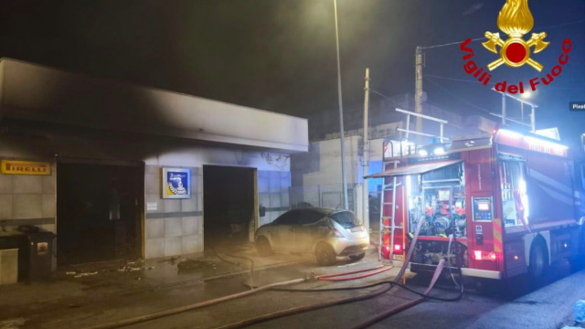 Incendio devasta un'officina di pneumatici &ndash; Il Gallo &copy; Creative Commons