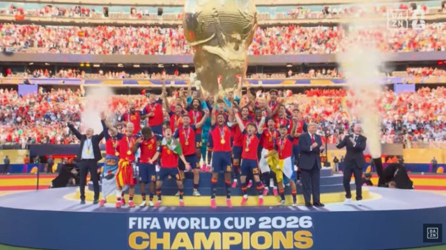 La Spagna alza la sua seconda coppa del mondo (Screenshot DAZN)..png