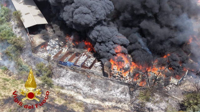 Maxi incendio in Calabria: Vigili del Fuoco al lavoro &copy; Creative Commons