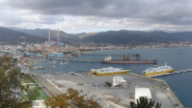 Porto di Vado Ligure - Wikipedia &copy; Creative Commons