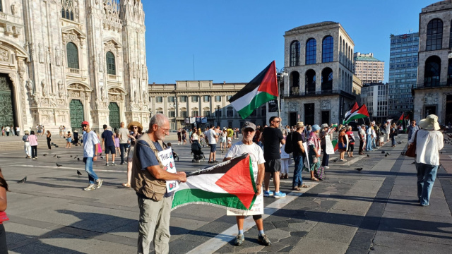 Un presidio per Gaza in Piazza Duomo a Milano resiste da oltre ... &copy; Creative Commons