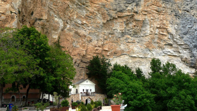 File:Santuario sovrastato dal Monte Autore - panoramio.jpg - Wikipedia &copy; Creative Commons