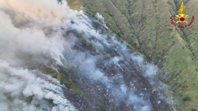 Valle Cannobina, bruciano prati in quota. In azione due canadair &copy; Creative Commons