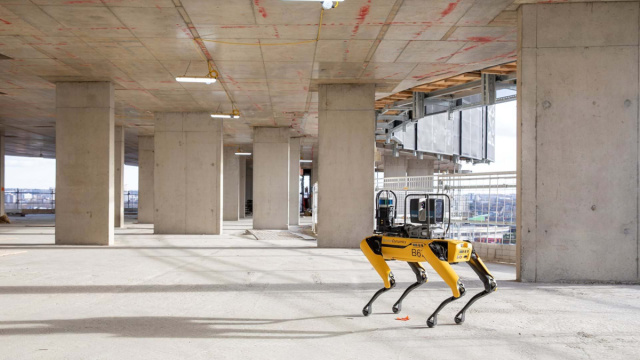 C'&egrave; un robot Boston Dynamics nel cantiere edile di Foster + Partners &copy; Creative Commons