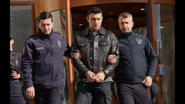Sahin viene arrestato in Far Away &copy; Mediaset.