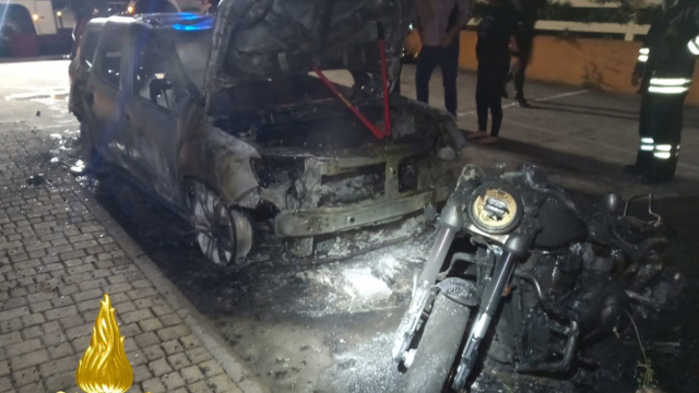 Gallura: auto e moto a fuoco nella notte &copy; Creative Commons