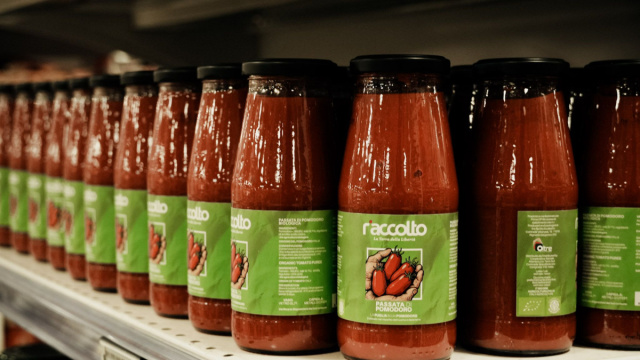 Riaccolto&rdquo;, sugli scaffali della Coop la passata di pomodoro ... &copy; Creative Commons