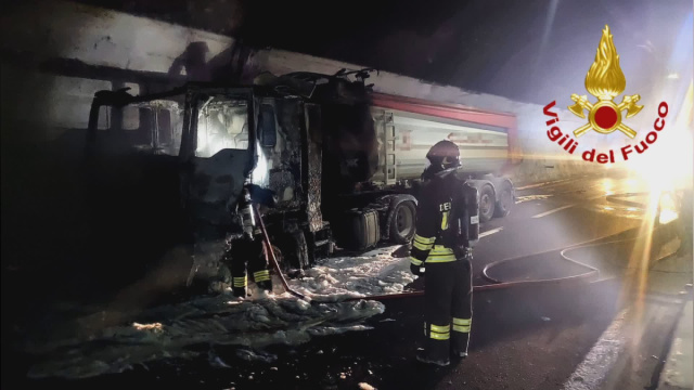 Un camion in fiamme nella Galleria Sperone, A12 chiusa dal bivio ... &copy; Creative Commons