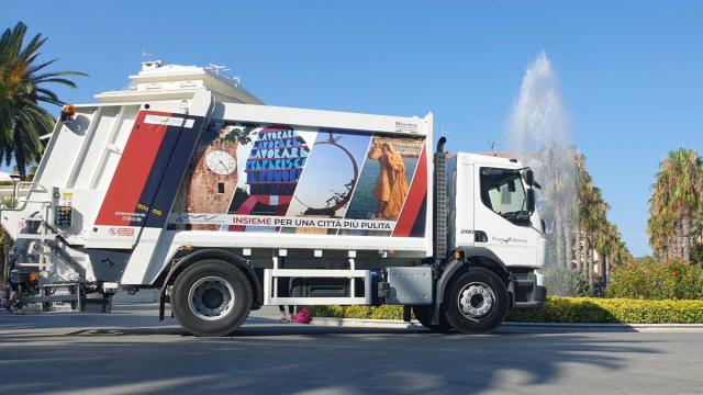 Camion PicenAmbiente con la &ldquo;livrea&rdquo; che parla di San Benedetto ... &copy; Creative Commons