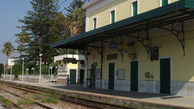 File:Tropea RFI Train Station.jpg - Wikivoyage, guida turistica di ... &copy; Creative Commons