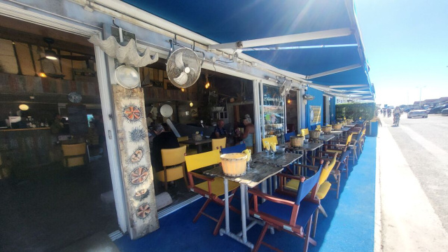 Il lato bistrot delle cabane del Centre Ostr&eacute;icole di Leucate, dove gli ospiti possono degustare frutti di mare appena pescati.