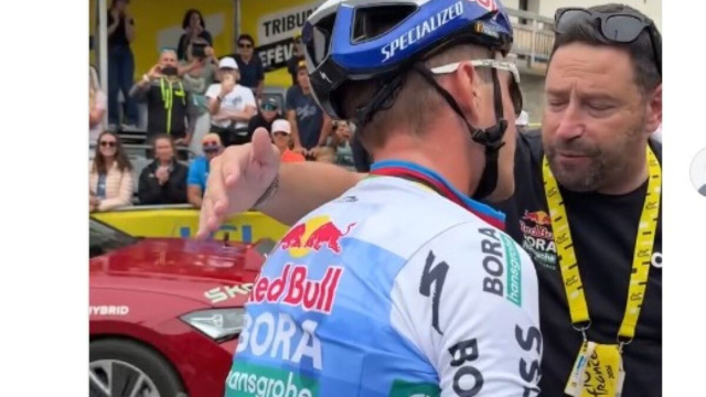 Remco Evenepoel con l'addetto stampa - &copy; Screenshot Eurosport