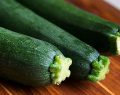 Pizza al nero di seppia, zucchine e gamberetti buona al sabato sera