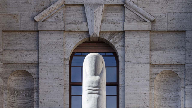 Dito Medio A Che Ora Apre Piazza Affari Di Cattelan: La Scultura ... &copy; Creative Commons