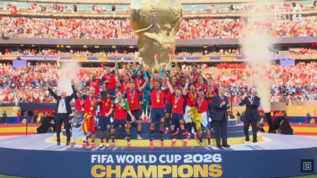 La Spagna alza la sua seconda coppa del mondo (Screenshot DAZN).png