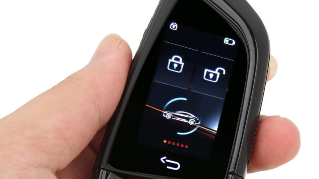 Luqeeg Smart Remote Car Key Portachiavi intelligente con schermo ... &copy; Creative Commons