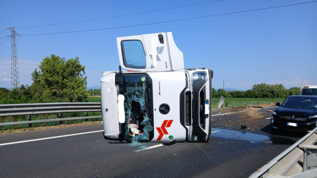 Camion si ribalta sulla A4 tra Villesse e Palmanova, autista ferito &copy; Creative Commons